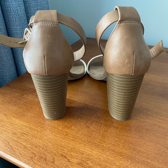 Heeled sandals. Women’s size 9. - Picture 3 of 4